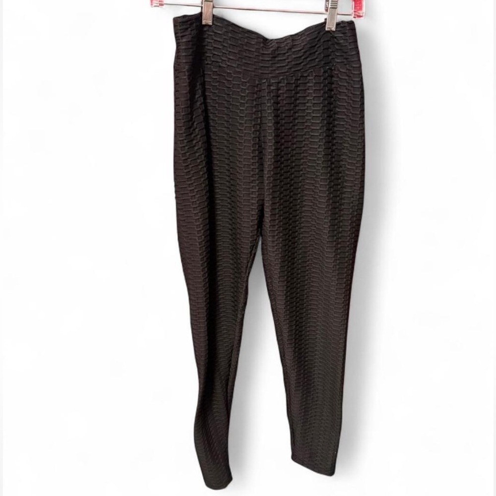 black textured women's high-waisted scrunch butt lifting yoga pants